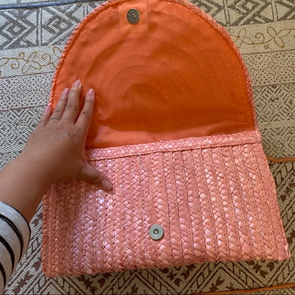 👛 Coral Pink Straw Clutch 👛 - Picture 3 of 5